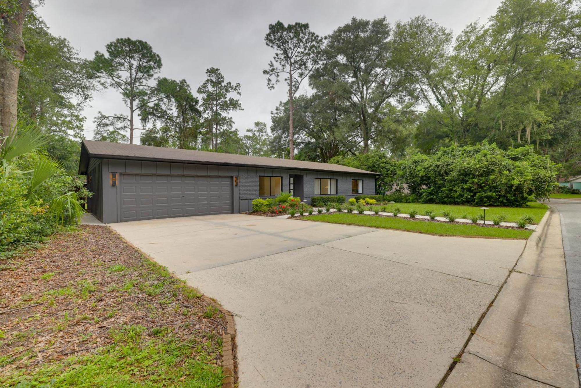 1 Mi To Ben Hill Griffin Stadium With Patio! Holiday home