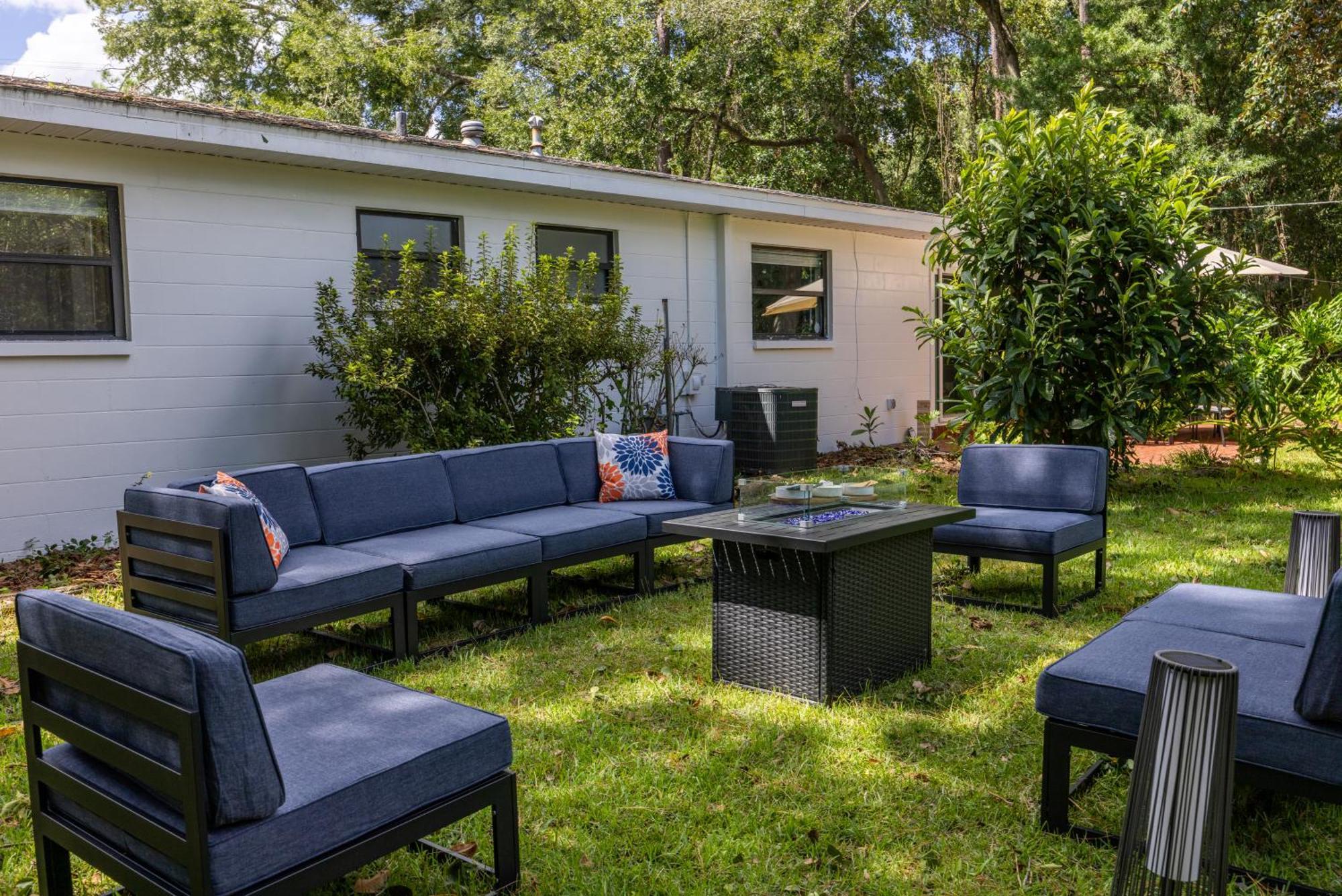 Uf 4min Away! Gameroom-funyard-discgolf-firetable *