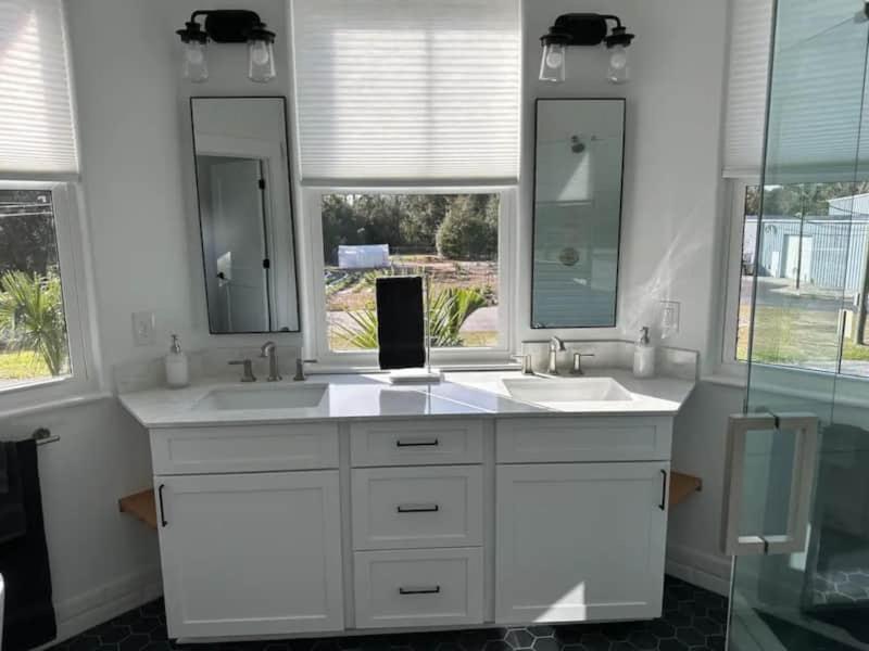 Gator Grove - Queen Ann Grey - New Build! Holiday home Gainesville