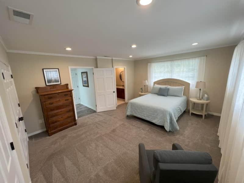Coaches House - 2 Miles From Ben Griffin Stadium Holiday home *