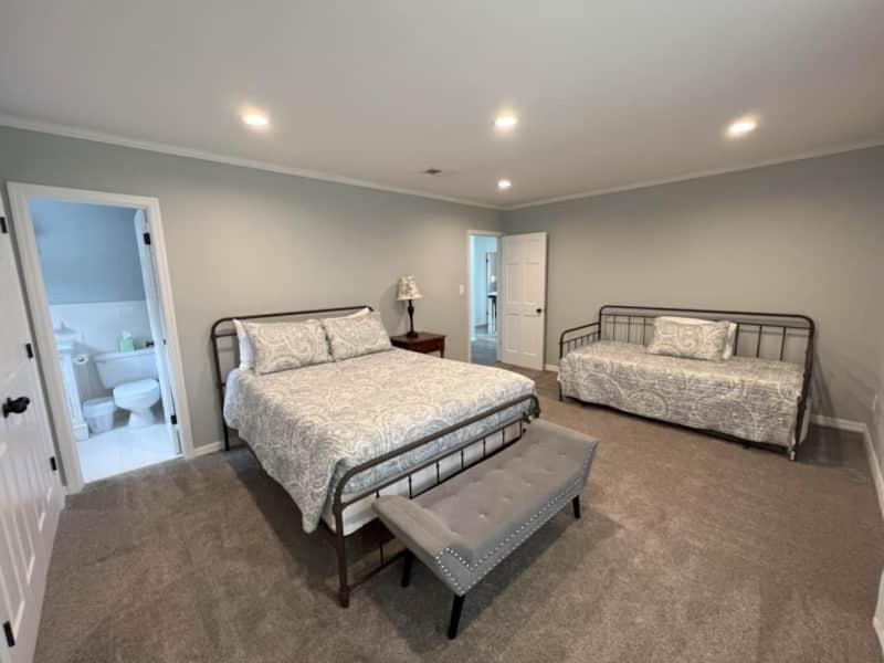 Holiday home Coaches House - 2 Miles From Ben Griffin Stadium *