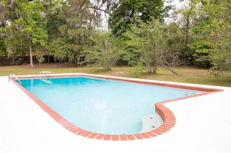 Coaches House - 2 Miles From Ben Griffin Stadium Holiday home *