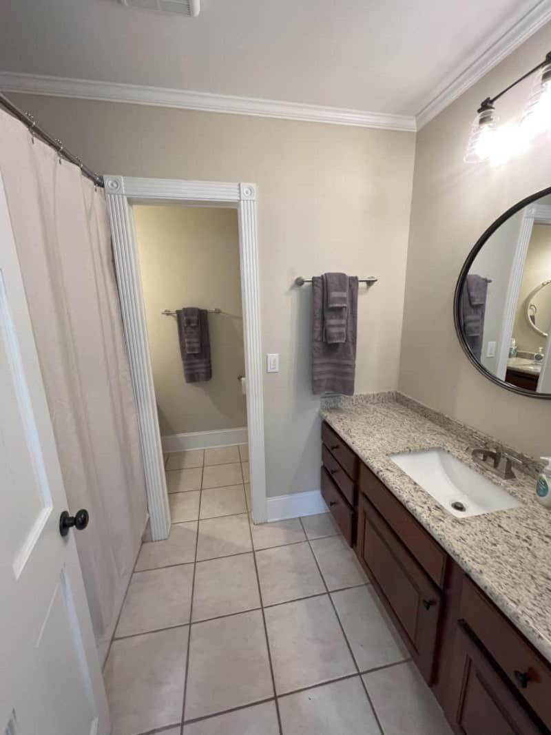 Coaches House - 2 Miles From Ben Griffin Stadium Holiday home *