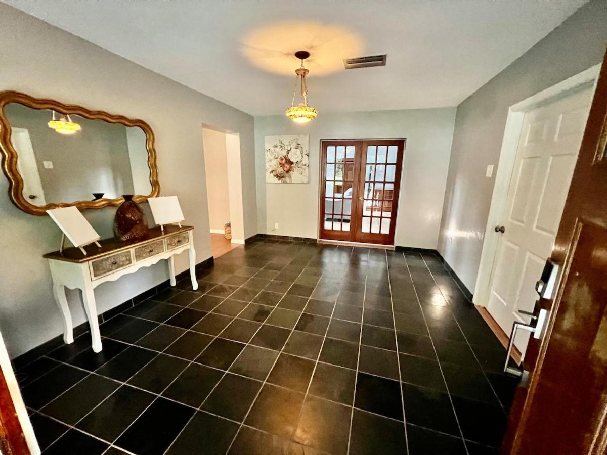Majestic House With Swimming Pool Holiday home Gainesville