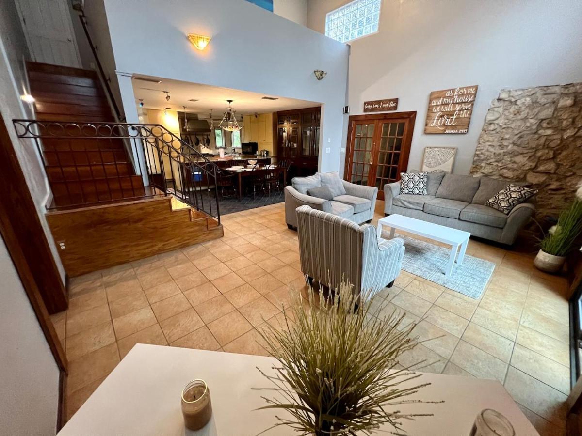 Majestic House With Swimming Pool Gainesville